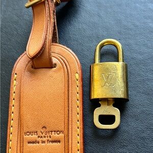 Auth Louis Vuitton Lick key set and small LV luggage tag